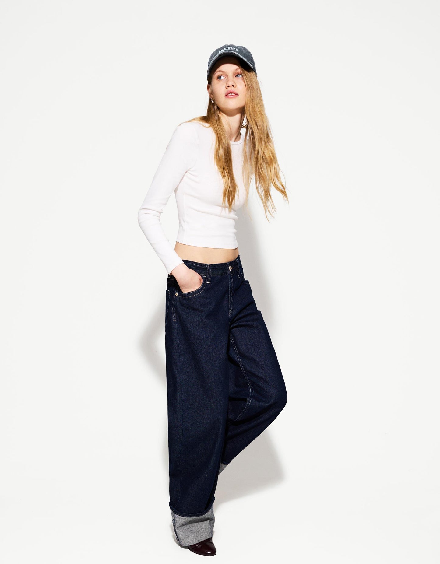 Wide-leg'90s jeans with turn-up hems - Bershka